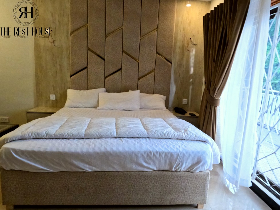 F-8 Guest House - Elegant dining space